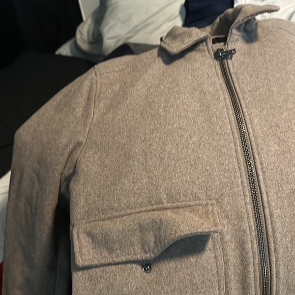 New jacket no tags just tried on put away doesn’t fit anymore - Picture 4 of 4